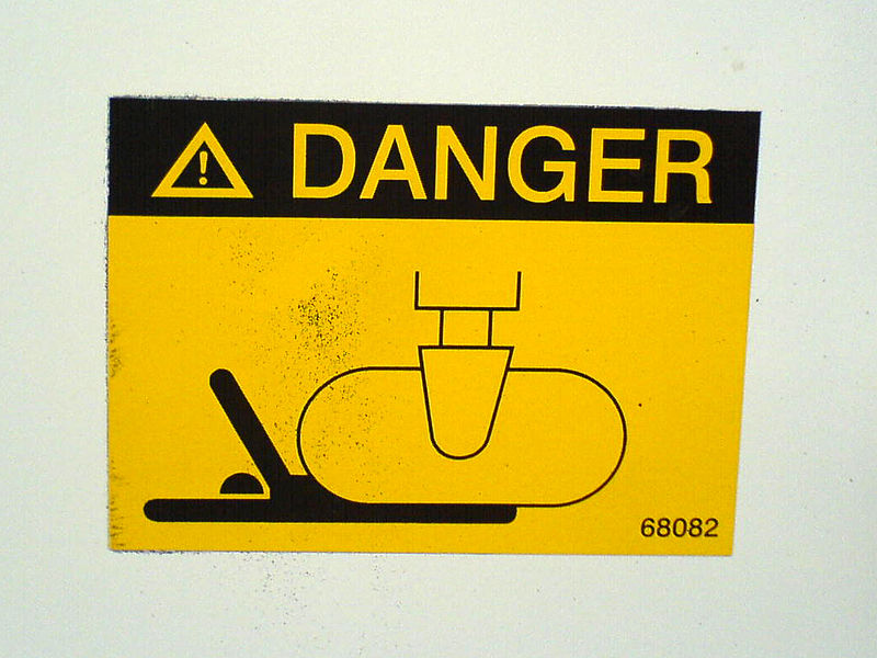 800px-Danger_-_accident_warning